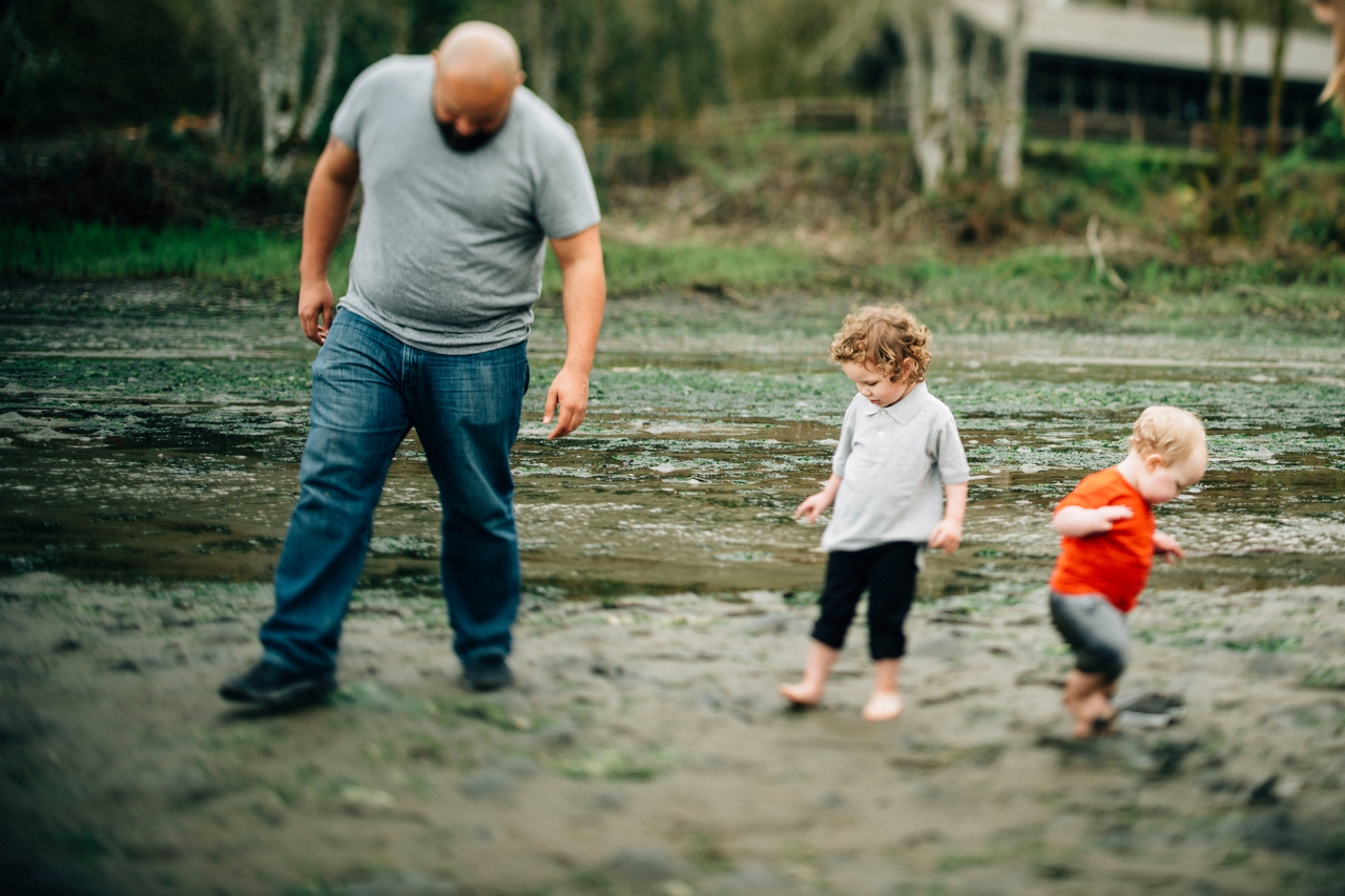 dad plays in the mud